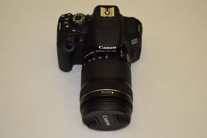 Фотоаппарат Canon EOS 700D Kit EF-S 18-135mm f/3.5-5.6 IS STM, черный Ресейл